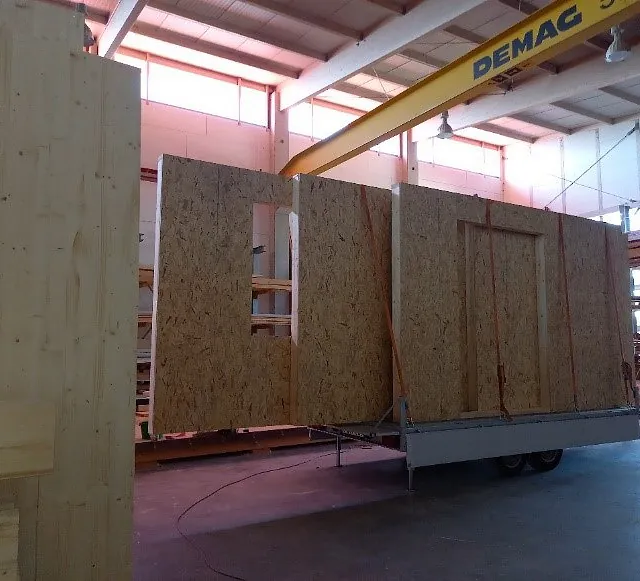 Vorgefertigte Ständerwände und Decken aus Holz für Einfamilienhaus-Neubau in Holzbauweise in Produktionshalle mit DEMAG-Kran