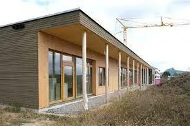 Neubau Kindergarten Steppachwiesle in Hilzingen, langgestrecktes Gebäude in Holzbauweise mit großen Fenstern und überdachtem Außenbereich