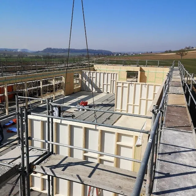 Neubau Kindergarten Steppachwiesle in Hilzingen mit vorgefertigten Holzständerwänden und Decken, Montage auf Baustelle mit Kran und Gerüst