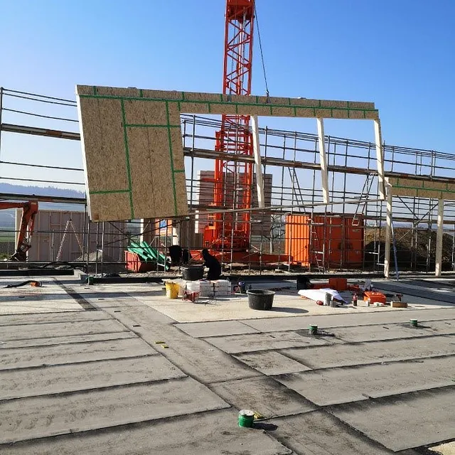 Neubau Kindergarten Steppachwiesle in Hilzingen mit vorgefertigten Holzständerwänden und Decken, die auf der Baustelle montiert werden, Baukran im Hintergrund